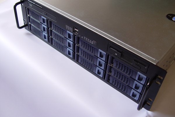 Billig og brugervenlig server til hjemmet med flere computere Billig og brugervenlig server til hjemmet med flere computere